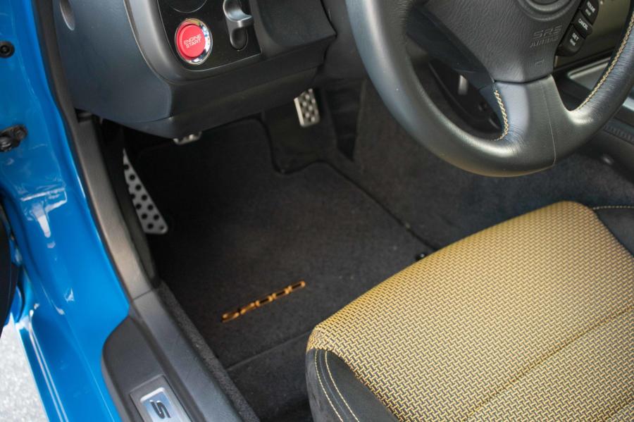 Детали интерьера Honda S2000 CR (AP2) 2008 года  (фото 105 из 180)